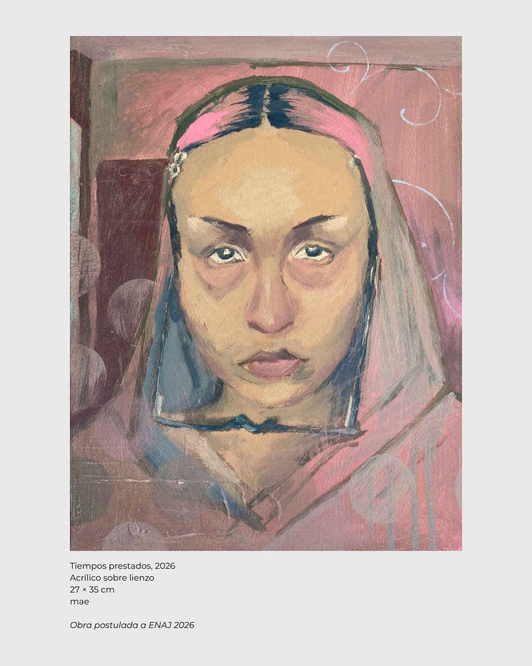 Retrato frontal de una figura femenina en primer plano, centrada en el encuadre. El rostro ocupa casi toda la composición y mira directamente al espectador. Tiene el cabello dividido a la mitad, con tonos rosados en la parte superior y laterales más oscuros, cubierto parcialmente por una especie de velo o prenda que cae sobre los hombros.  Los ojos están abiertos y destacados, con ojeras marcadas debajo. La piel está trabajada con pinceladas visibles en tonos cálidos y neutros. La boca aparece cerrada y ligeramente hacia abajo, sin sonrisa.  El fondo es abstracto, en tonos rosados, beige y vino, con formas geométricas y manchas circulares. Se observan líneas y trazos sueltos, así como escurrimientos de pintura en la parte inferior derecha. La técnica es pictórica, con textura evidente y superposición de capas.